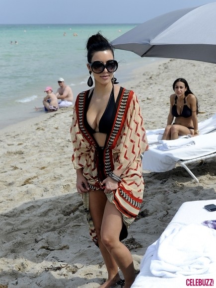 Kim luôn tự tin và nổi bật trên bãi biển với những lựa chọn bikini cực thông minh tôn vẻ gợi cảm của mình, ngay cả chiếc áo rộng khoác ngoài này của cô cũng khiến nhiều tín đồ thời trang phát cuồng.